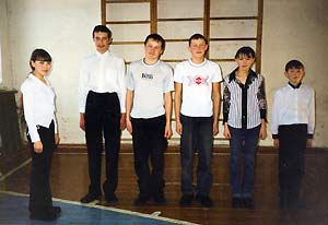 Отряд восьмиклассников, одетый по принципу белый верх черный низ, выстроился в шеренгу перед конкурсом Смотр строя и песни