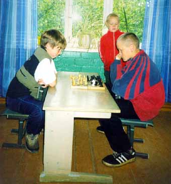 Финал в шахматах среди мальчиков. Сосредоточенные лица