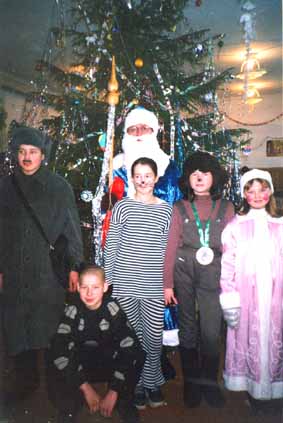 На фото сказочные персонажи вечера. Слева направо - Почтальон Печкин, присевший Дядя Федор, кот Матроскин, Дед Мороз за Матроскиным, пес Шарик и Снегурочка. Сзади них елка