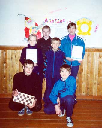 Школьная команда по шашкам и по шахматам с грамотами