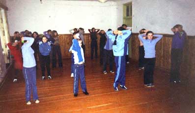 Девочки выполняют упражнения в актовом зале в рамках недели здорового образа жизни