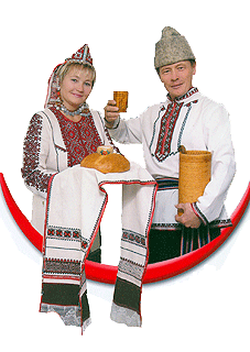 Мужчина и женщина в марийских нарядах встречают с хлебом-солью