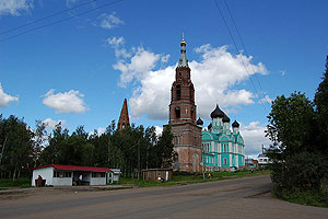 Троицкая церковь г. Яранск. Слева не  отреставрированная постройка церкви в форме колокольни из красного кирпича. Чуть дальше, типовое здание церкви голубой раскраски.