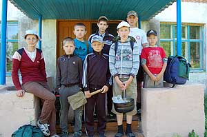 Группа на крыльце школы д. Пушкино перед выходом на маршрут