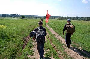 Авангард группы идёт на юг по полевой дороге в д. Коновалово