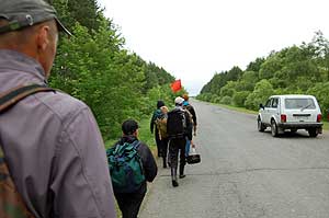 Туристы идут по обочине асфальтовой дороги, ведущей в с. Табашино