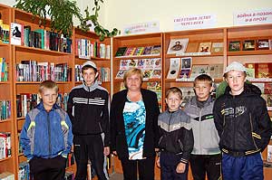 Школьники в Табашинской библиотеке с библиотекарем М.А. Сырейщиковой