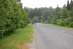 Туристы подходят к трассе Яранск – Йошкар-Ола