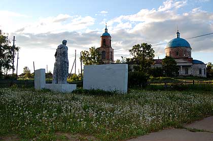 Памятник и церковь
