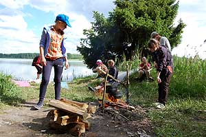 Туристы готовят обед на северо-западном берегу Мариушемского пруда