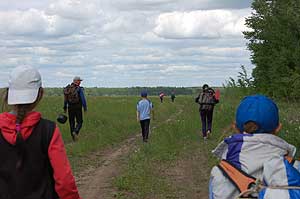 Туристы идут на север полевой дорогой