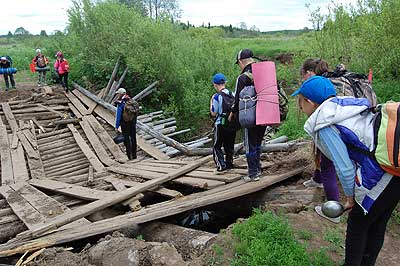Тургруппа перебирается по сломанному мосту через р. Шуду