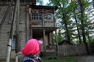 Никитина А. рассматривает старый дом