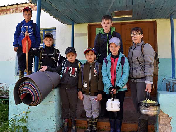 Туристы на крыльце школы в д. Пушкино