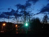 На весенний город опускается ночь и зажигаются фонари (вид сверху)