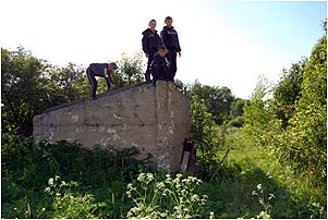 Мальчики на каменном сарае