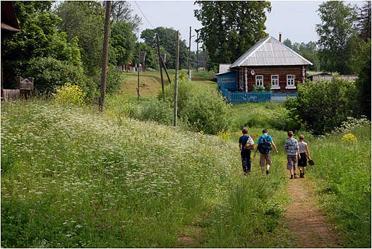 Группа спускается вниз по улице