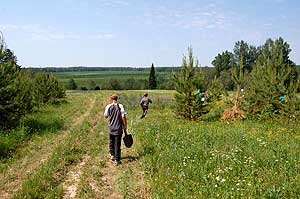 Туристы сворачивают с дороги, огибая лес