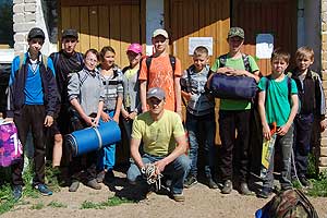 Тургруппа у здания школы д. Пиштань