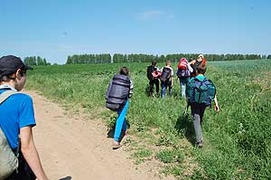 Между полем и лугом идём к трассе