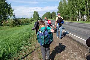 Группа движется по обочине в сторону с. Никола