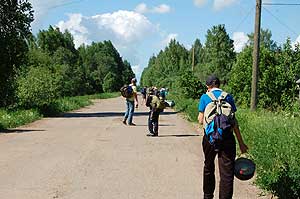 Туристы выходят из с. Никола в сторону Яранска