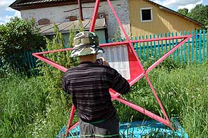 Стафеев Ар. фотографирует памятник