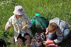 Толстобова Т.П. зашивает полуоторванные лямки на рюкзаках и сумках