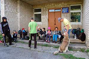 На крыльце школы д. Савичи