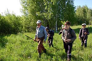 Идём среди кустов по берегу р. Полмезнур