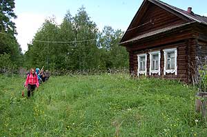 Последний дом – и деревня остаётся позади