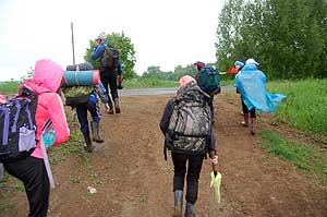 Выходим на асфальтовую дорогу и продолжаем движение по обочине