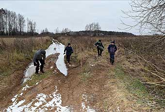 Подходим к дороге, д. Берляки справа