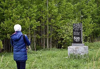 Никулина Е. у памятника в д. Ерошкино