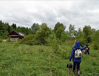 Группа выходит к северо-восточному краю д. Ерошкино