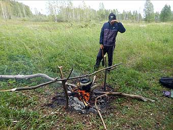 Чайник греется над костром