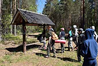 Вышли к беседке у развилки