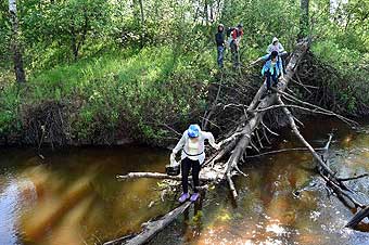 Туристы перебираются через водную преграду