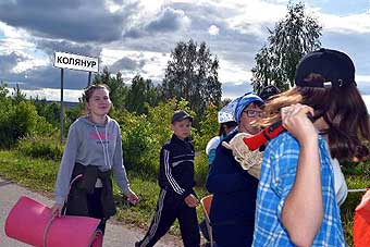 Группа выходит из с. Колянур, слева поворот