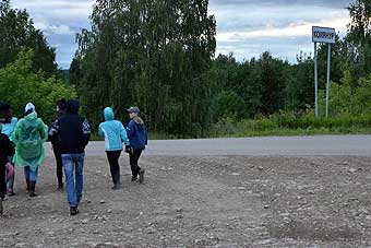 Группа входит в село