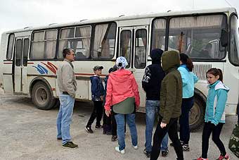 Туристы у экскурсионного автобуса