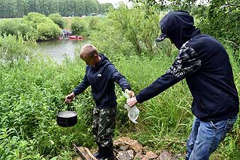 Юноши набирают ключевую воду